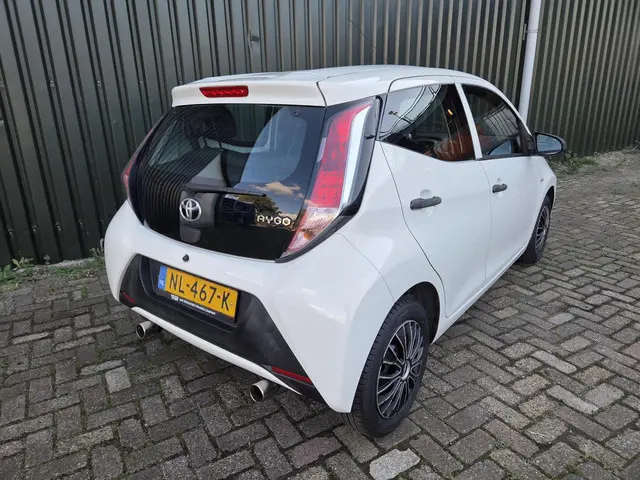 Toyota Aygo 1.0 VVT-i X-Play NAVI 2017 Benzine 6