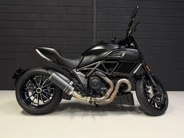 Ducati Diavel Dark Stealth 2019 Benzine 3