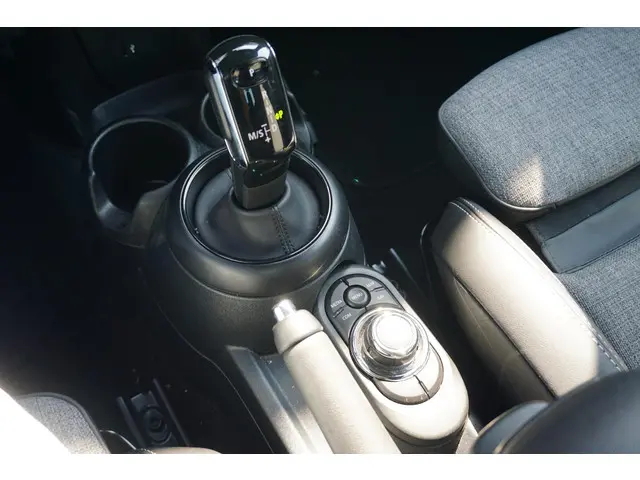 MINI 5-Deurs Cooper Camden Edition 2023 Benzine 15