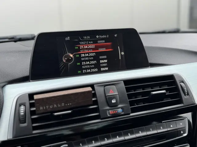 BMW 3 Serie 318d M Sport High Executive 2016 Diesel 24