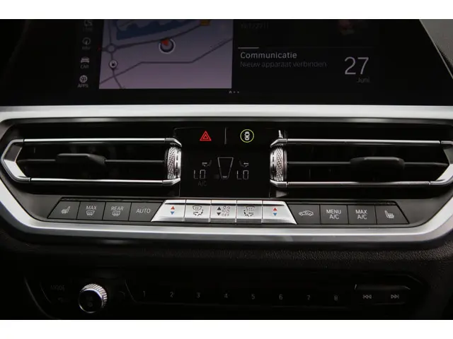 BMW 3 Serie 320i High Executive 2019 Benzine 12
