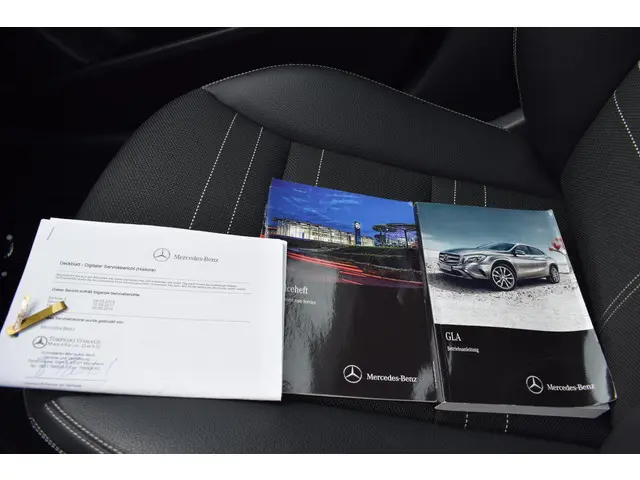 Mercedes-Benz GLA 180 Prestige 2015 Benzine 40
