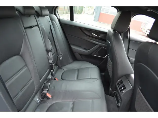Jaguar XE 2.0 P250 SE 2020 Benzine 25