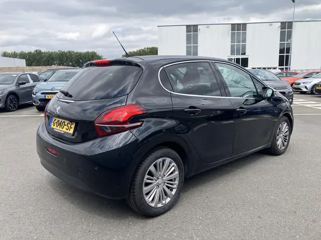 Peugeot 208 1.2 PT ALLURE 2019 Benzine 6