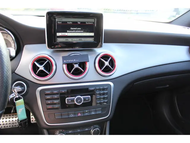 Mercedes-Benz CLA 180 OrangeArt Ed. 2014 Benzine 14