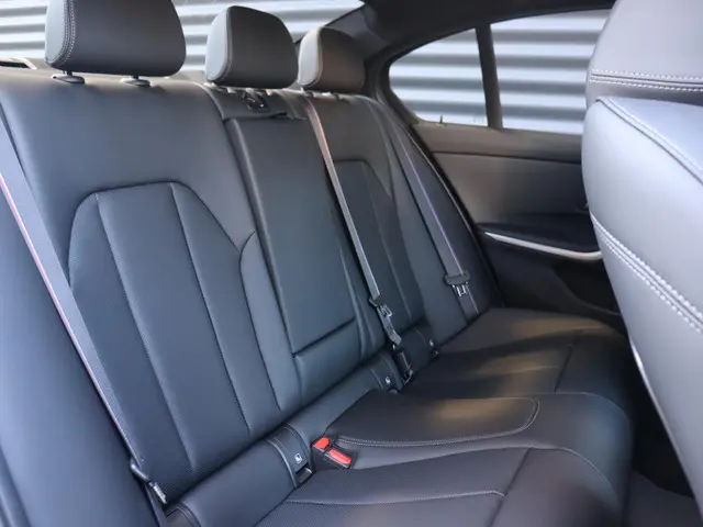 BMW 3 Serie 330e Sedan 2025 Hybride Benzine 10