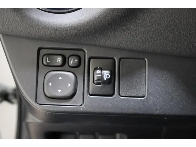Toyota Yaris 1.5 Hybrid Bi-Tone, 2018 Hybride Benzine 10