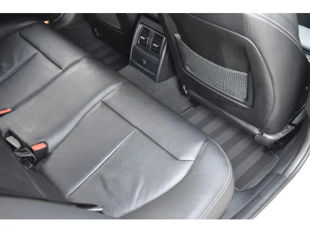 BMW 3 Serie Touring 320i High Executive 2018 Benzine 30