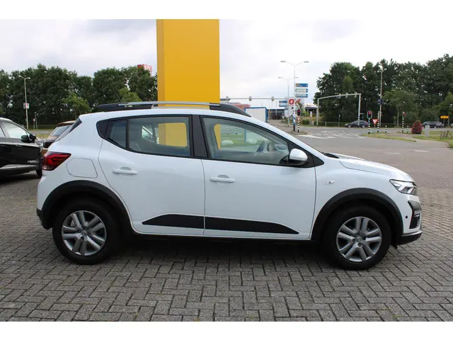Dacia Sandero Stepway TCe 90 Comfort 2022 Benzine 8
