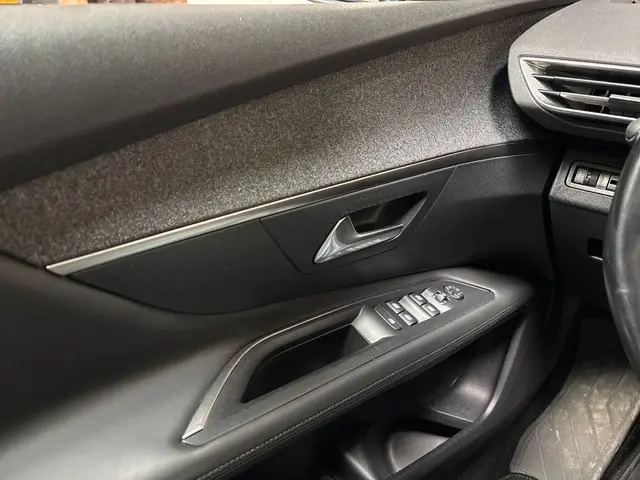 Peugeot 3008 1.2 PureTech Premium Sport 2018 Benzine 18