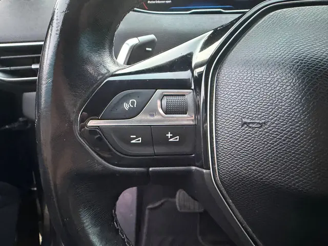 Peugeot 5008 1.2 PureTech Allure 2017 Benzine 12