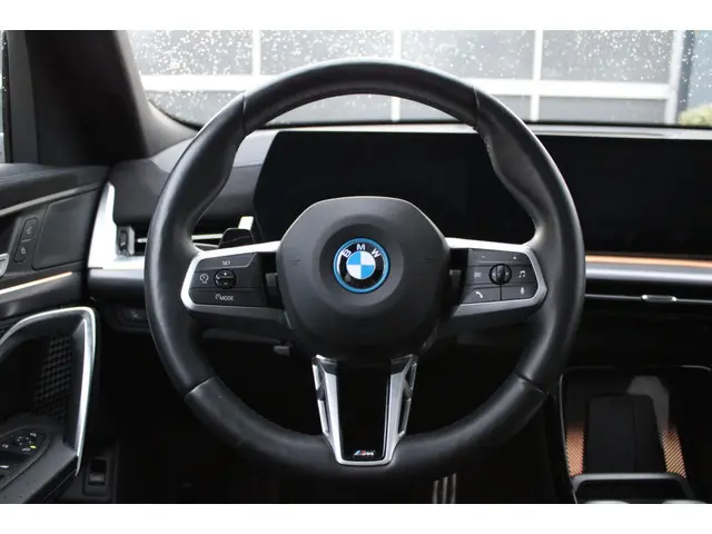 BMW iX2 EDrive20 67 kWh/M-Pakket/Pano 2024 Elektrisch 17