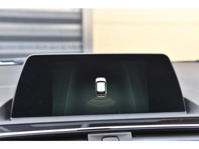 BMW 1 Serie 118i Executive 2018 Benzine 17