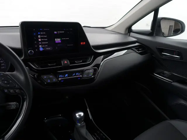 Toyota C-HR 1.8 Hybrid Dynamic Aut- 2023 Hybride Benzine 8