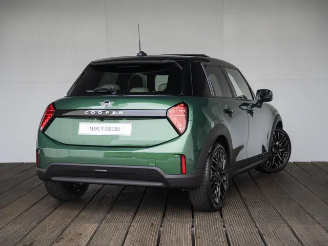 MINI 5-Deurs Cooper C 2025 Benzine 2
