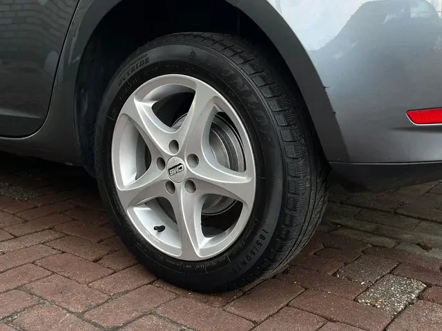 SEAT Ibiza 1.4 Style Prachtige auto 2012 Benzine 18