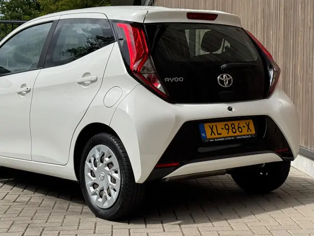 Toyota Aygo 1.0 VVT-i x-play / AUTOMAAT / CAMERA / 2019 Benzine 8