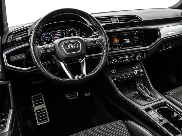 Audi Q3 35 TFSI 150pk S-tronic S edition 2022 Benzine 30