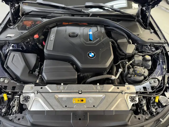 BMW 3 Serie 330e eDrive Edition 2020 Hybride Benzine 33