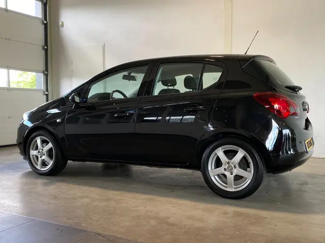 Opel Corsa 1.4 90PK Edition 5drs NL-auto 2016 Benzine 2