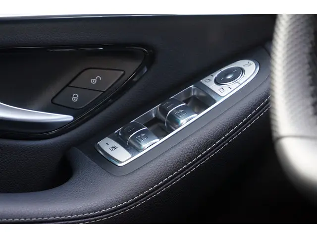 Mercedes-Benz GLC GLC 300 4M AMG line 2018 Benzine 31