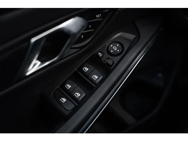 BMW 3 Serie Touring 320i High Executive 2023 Benzine 36