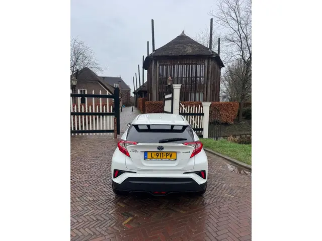 Toyota C-HR 1.8 Hybrid Bi-Tone 2017 Hybride Benzine 3