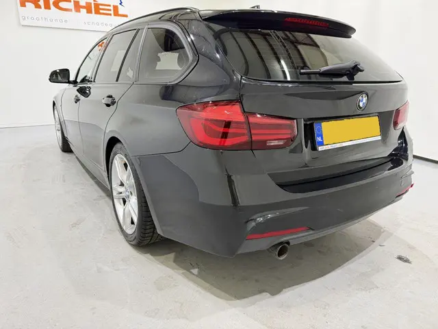 BMW 3 Serie Touring 318i M Sport Aut8 2019 Benzine 44