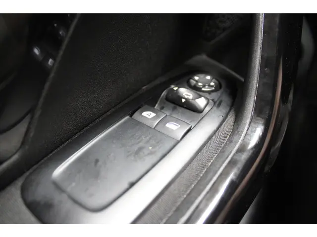 Peugeot 208 1.2 VTi Allure 2013 Benzine 15