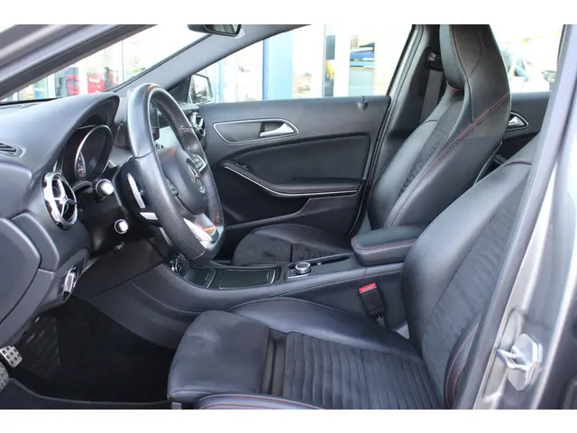 Mercedes-Benz GLA 180 Business 2018 Benzine 10