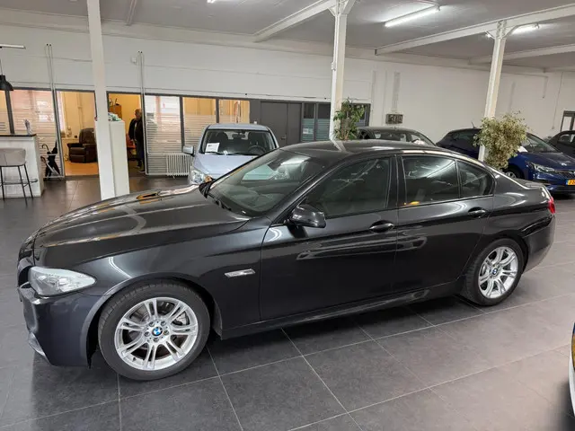 BMW 5 Serie 520i High Executive 2012 Benzine 4