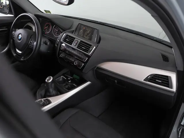 BMW 1 Serie 118i Essential 2015 Benzine 18
