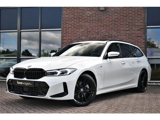 BMW 3 Serie Touring 330e M-Sport 2023 Hybride Benzine 31