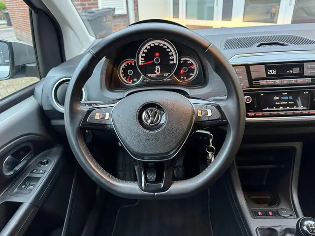 Volkswagen up! 1.0 BMT high up! 2018 Benzine 13