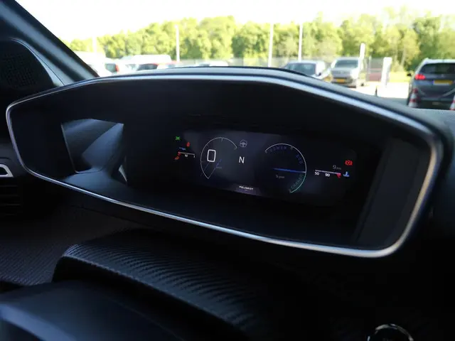 Peugeot 208 1.2 Hybrid 110 e-DCS6 GT 2025 Benzine 16