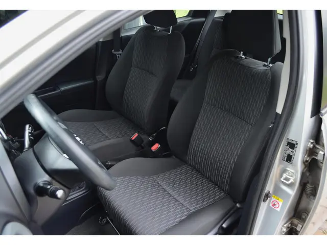 Toyota Yaris 1.0 VVT-i Now / Airco / NL auto 2014 Benzine 7