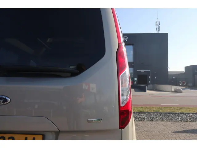 Ford Tourneo Connect Compact 1.0 Titanium 2015 Benzine 37