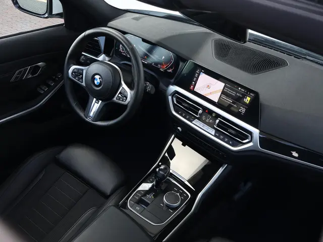 BMW 3 Serie Touring 320i Executive Edition 2020 Benzine 37