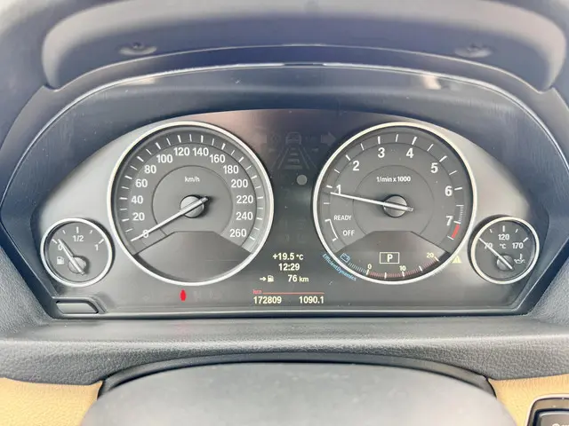 BMW 3 Serie Touring 328i High Executive 2014 Benzine 13