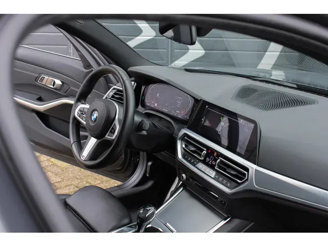 BMW 3 Serie 330i High Executive Edition 2019 Benzine 11