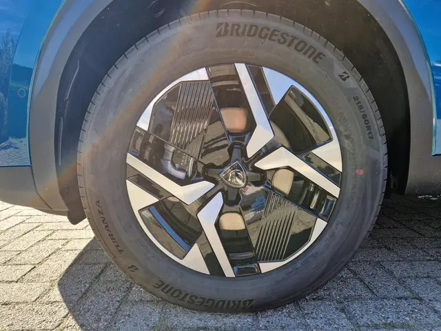 Peugeot 2008 1.2 Hybrid 145 GT 2025 Hybride Benzine 26