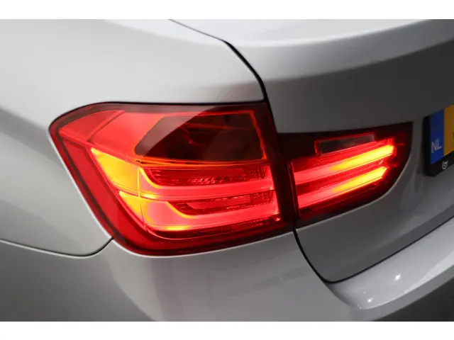 BMW 3 Serie 320i High Executive 2015 Benzine 27