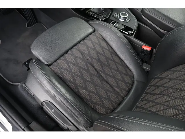 BMW X1 sDrive18i Executive Edition 2020 Benzine 37