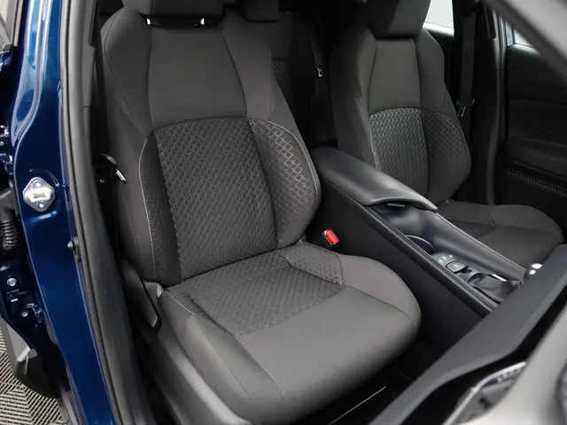 Toyota C-HR 1.8 Hybrid Active Aut- 2023 Hybride Benzine 3