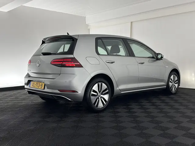 Volkswagen e-Golf {SOH-91%} 2019 Elektrisch 6