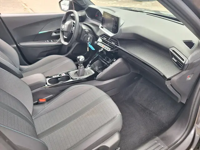 Peugeot 2008 1.2 130pk PureTech Allure 2023 Benzine 12