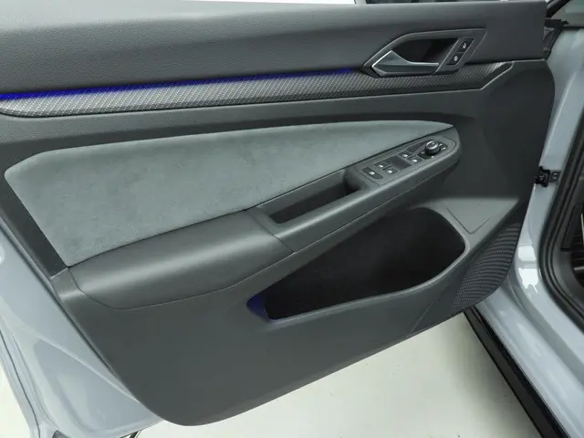 Volkswagen Golf 1.5 eTSI R-Line Business 2024 Benzine 33