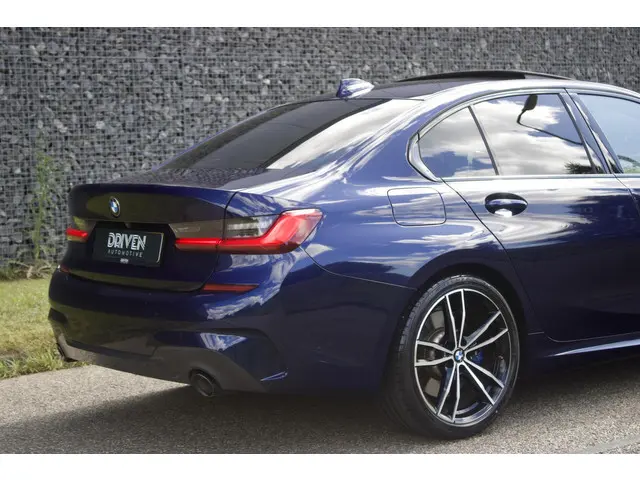 BMW 3 Serie 330i High Executive Edition 2019 Benzine 17