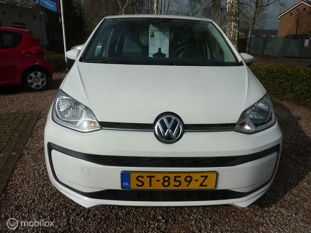 Volkswagen up! 1.0 BMT move up! 2018 Benzine 2