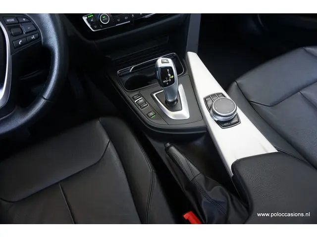BMW 3 Serie Touring 318i 2019 Benzine 16
